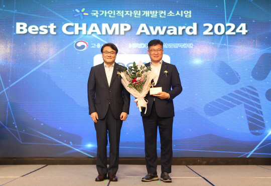 4일 우수공동훈련센터에서 (왼쪽부터) 이우영 한국산업인력공단 이사장, 양병호 포스코 경영지원본부장이 기념촬영하고 있다. 포스코 제공